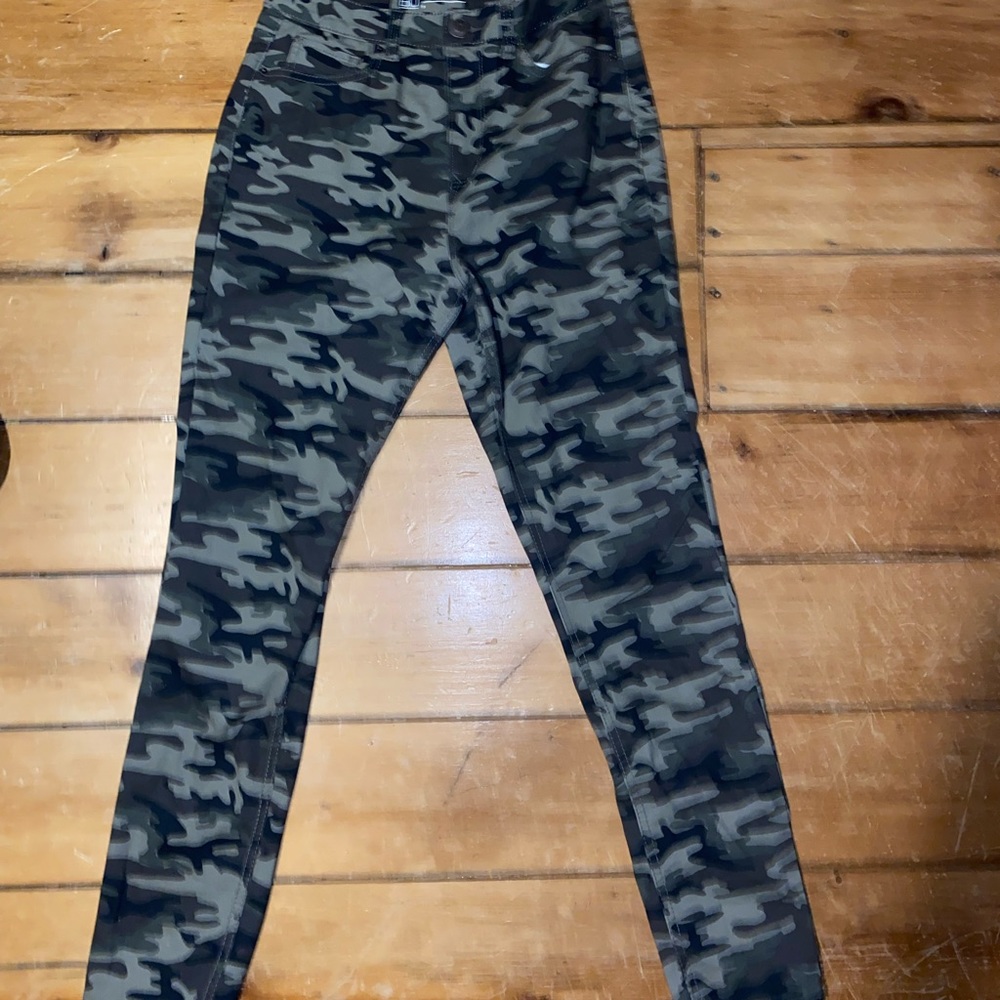 NOBO. SIZE 9. camo in green and black. - Picture 2 of 2